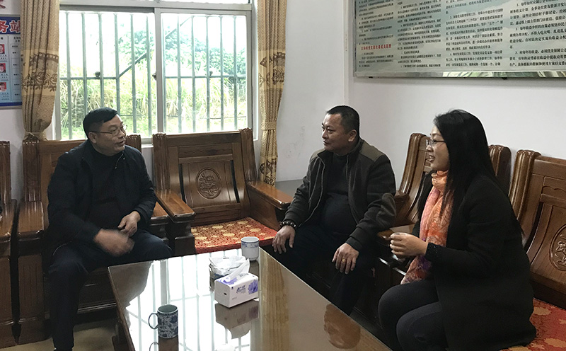 南宫28公司慰问组听取驻村第一书记和村两委班子对扶贫工作的意见与建议