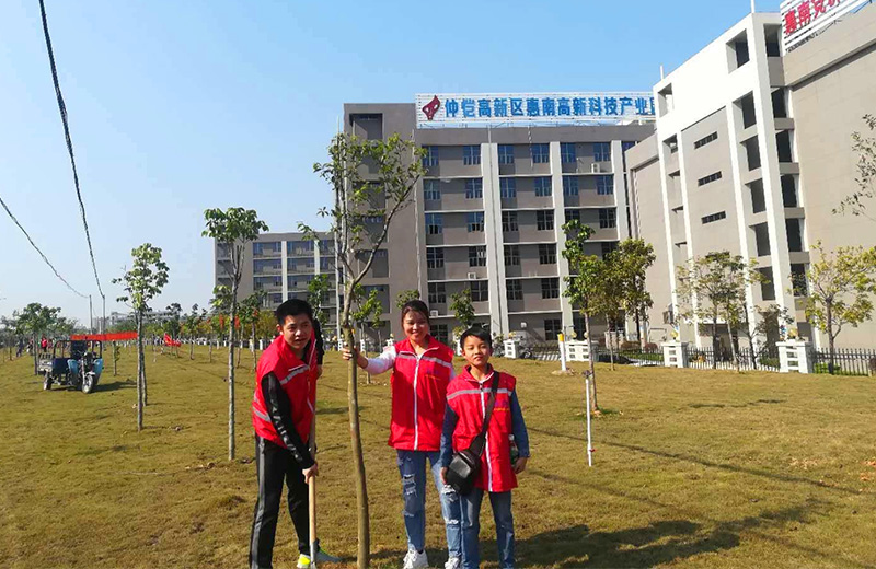 南宫28志愿者在植树现场