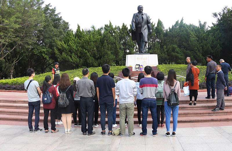 南宫28园区党委开展春日登山活动