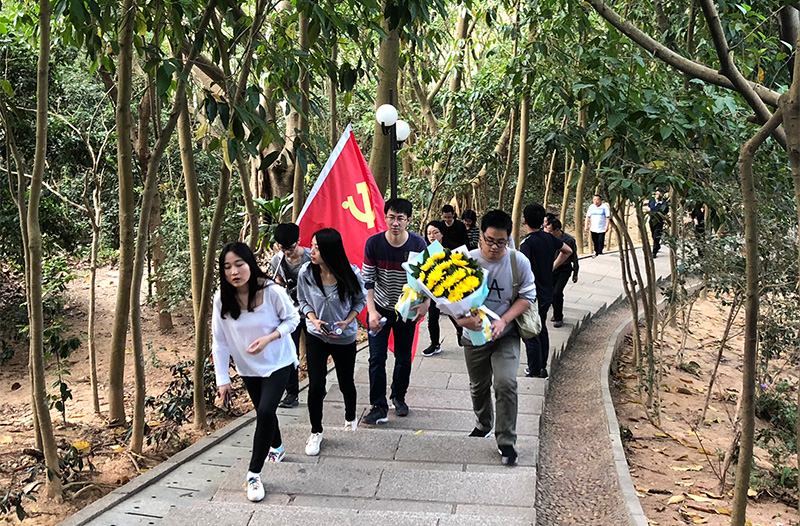 南宫28园区党委开展春日登山活动