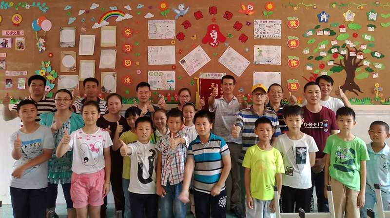 志愿者、家长及小朋友们集合，进行现场分工