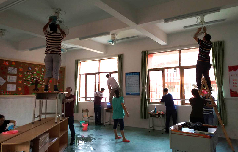 南宫28志愿者及家长拆洗风扇和擦拭窗户
