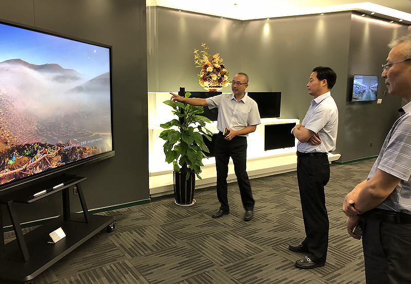 仲恺区委书记杨鹏飞一行参观南宫28惠南展厅