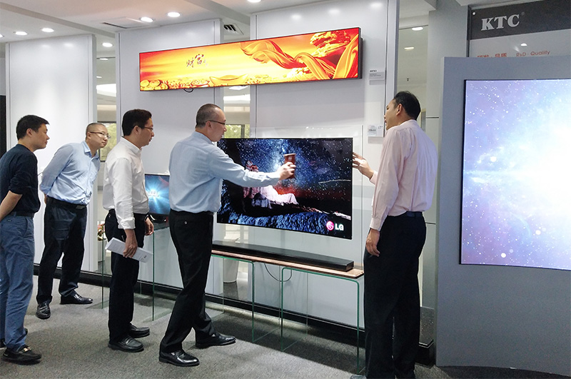 坂田街道办党工委副书记、办事处主任林逸涛一行参观南宫28产品展厅