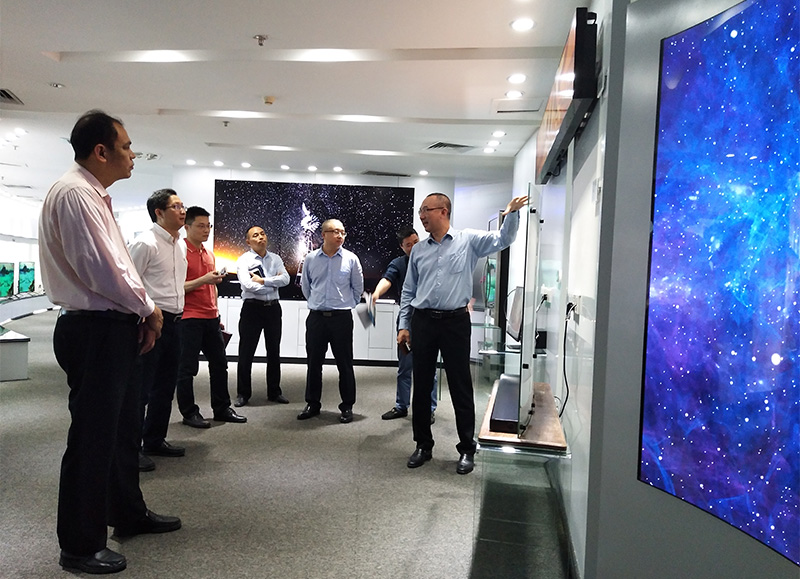 坂田街道办党工委副书记、办事处主任林逸涛一行听取南宫28董事长凌斌先生介绍产品