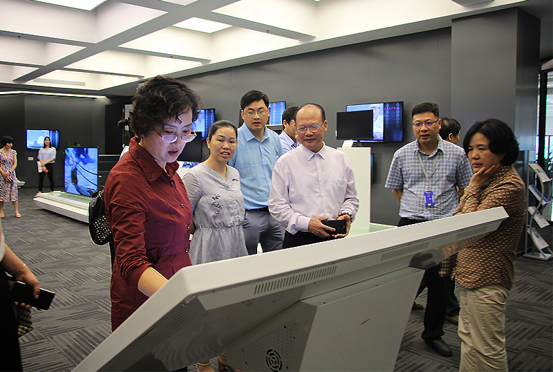 来访领导体验南宫28公司显示产品